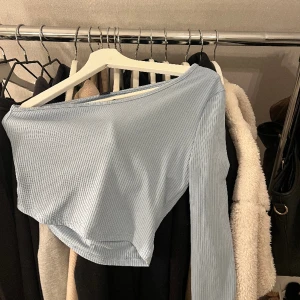 Topp - Fin topp med en arm och öppen rygg köpt på shein, aldrig använd