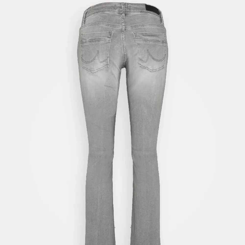 Säljer mina Ltb valerie jeans då det varken passade i storleken eller längden, det är i nyskick, endast testade. Slulle även kunna byta mot ett par i W28L30💗. Jeans & Byxor.