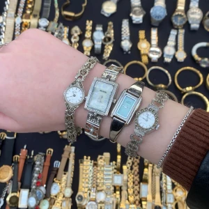 Vintage klocka köpt i London  - Säljer nu min älskade vintage klocka jag köpte på street market i London. Den är så vackert och klär ut alla outfits. Den är i fint skick men behvöer byta batterier. Köpte för 600kr i London, säljer för 450kr. Pris går att diskutera. 