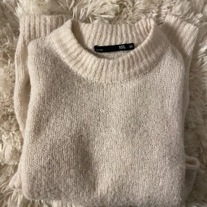 stickad tröja - vit stickad från lager 157