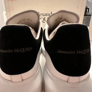 Alexander mcqueen - Endast använda fåtal gånger  Skosnörena är lite smutsiga annars är skorna i jätte fint skick 