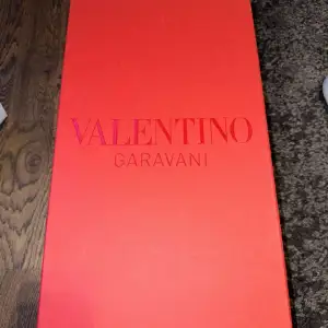 Hej, säljer dessa feta Valentinos som jag fick i julklapp, säljer pga att de e lite för små. Har även kvittot till. Skick 9/10. Kan gå ner i pris vid snabbaffär! 