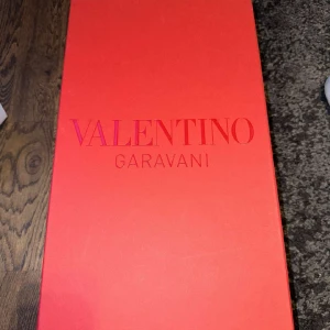 Valentino opens - Hej, säljer dessa feta Valentinos som jag fick i julklapp, säljer pga att de ej kommer till användning. Har även kvittot till. Skick 9/10. Kan gå ner i pris vid snabbaffär! 
