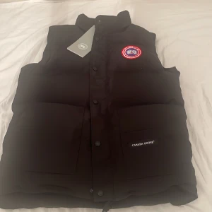 Canada goose väst  - Säljer min canada goose väst pga använder inte skick 10/10 bra detaljer och underbart material.