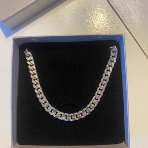 ny silver kedja! - super fin silver kedja som jag köpte i julklapp men det hann tyvärr ta slut innan han fick den. så den är alltså aldig använd! inköpt för 1598kr vilket ni kan se på bild 3☺️ perfekt till tex alla hjärtans dag!🥰❤️ mvh Jonna