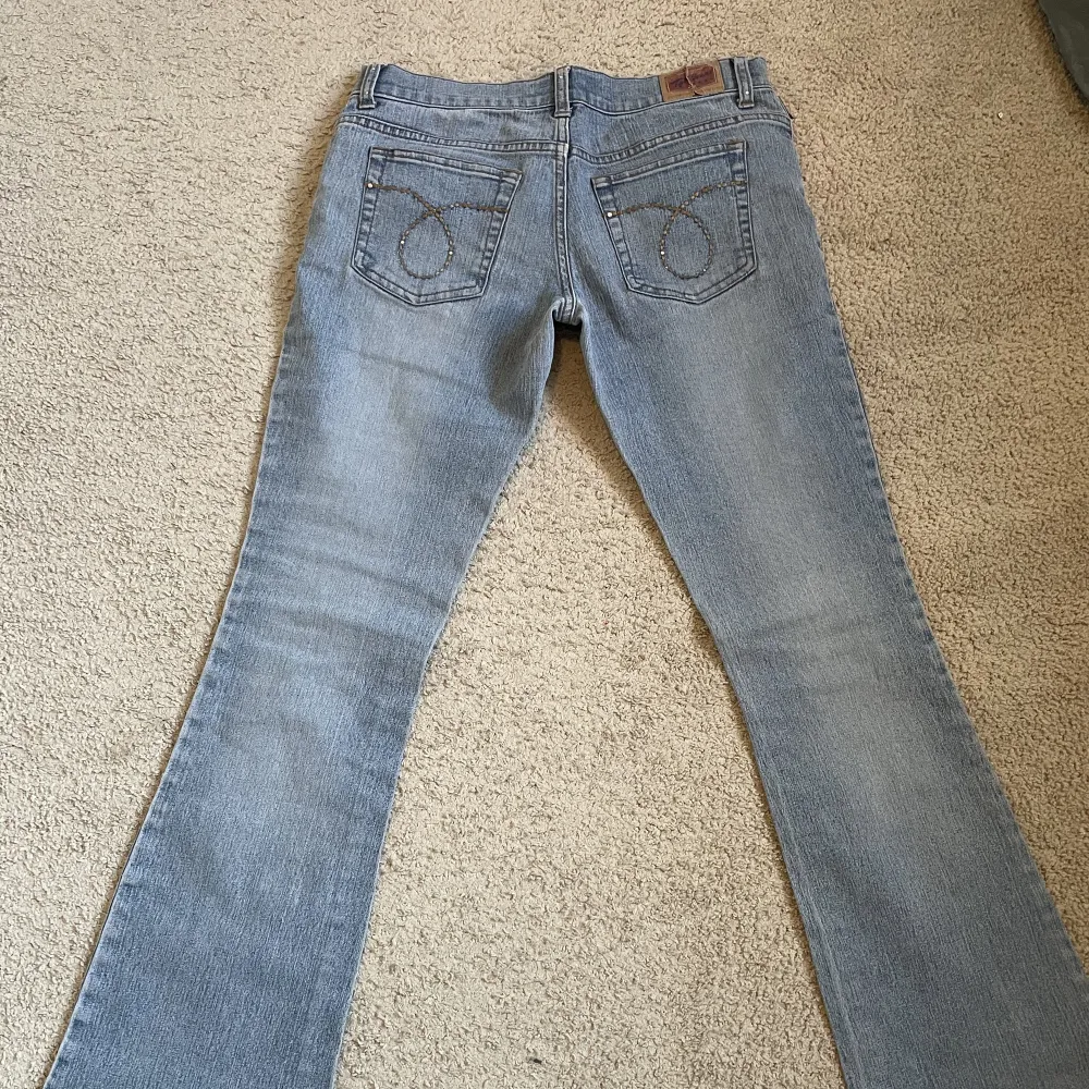 Jättefina lågmidjade jeans köpta på Plick!🩷Säljer då de var för små🫶 Liten defekt som visas på sista bilden, köparen står för frakt!🩷. Jeans & Byxor.