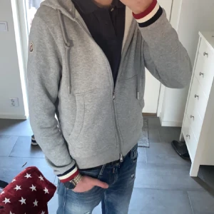Moncler Zip - Tjena! Jag säljer nu min riktigt snygga moncler ziphoodie. Den är i riktigt bra skick och sparsamt använd! Passar till nästan allt, även nfc och qr kod fungerar 😃 Skriv vid minsta lilla fråga eller om fler bilder önskas!👍🏼