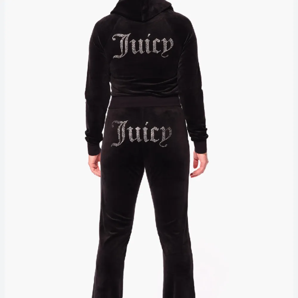 Säljer detta svarta juicy set pga kommer inte till användning. Tröjan är i Xs och byxorna i S. Tröjor & Koftor.