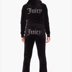 Juicy set - Säljer detta svarta juicy set pga kommer inte till användning. Tröjan är i Xs och byxorna i S