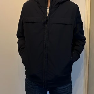 Stone island jacka - Säljer min snygga stone island jacka. Den har ett litet hål som knappt syns. 7/10