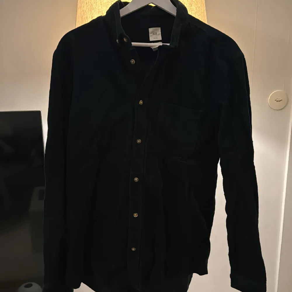 Mörkgrön skjorta i manchester från H&M. Använd max 3 gånger. Inga fläckar eller skador. Storlek M i regular fit. True to size! 💚. Skjortor.