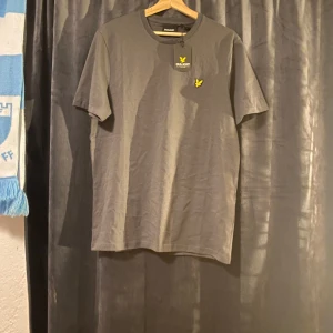 Lyle & Scott Crew Neck T-shirt - Brand new with tags. Price new 35€. Charcoal color. 