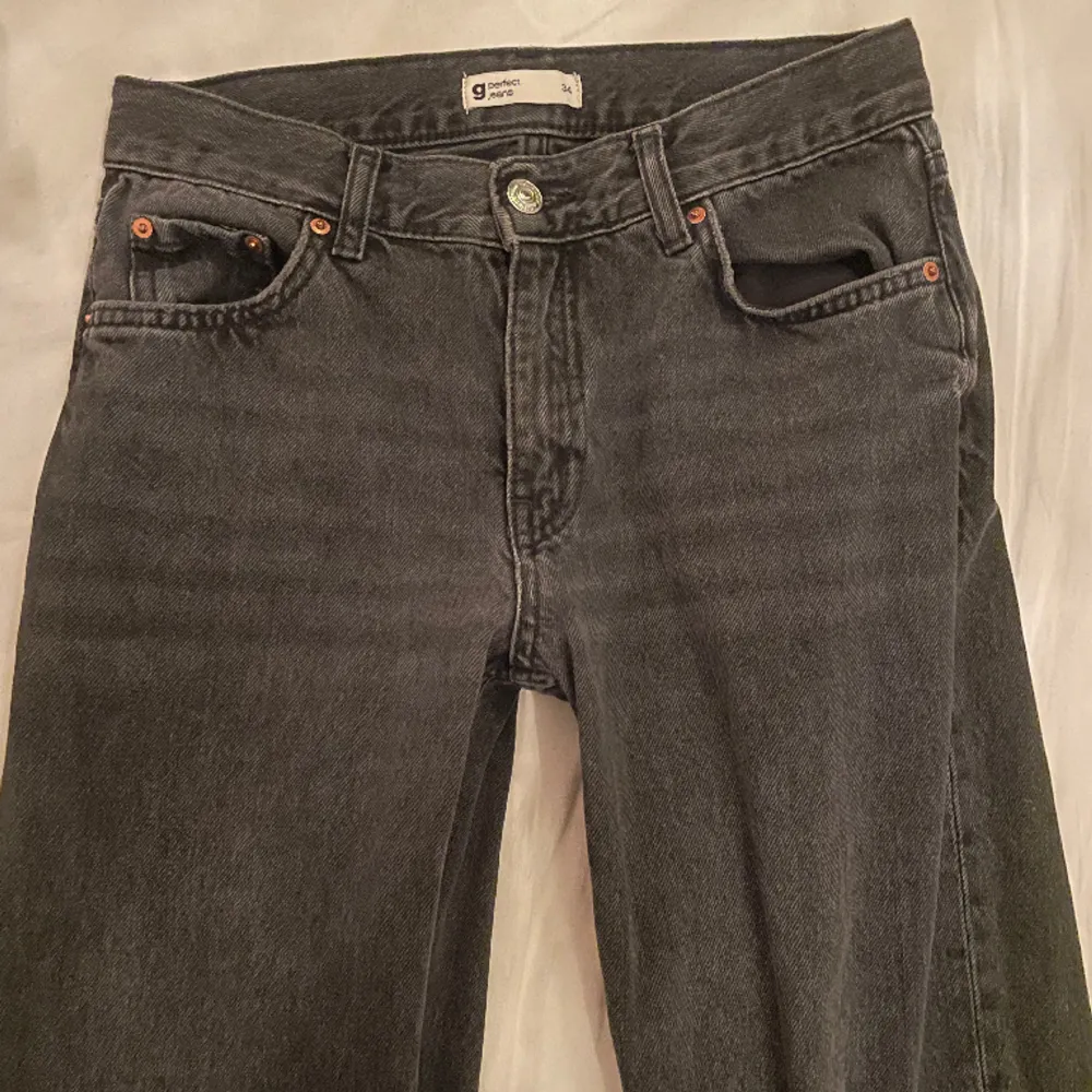 Lågmidjade svarta jeans från Gina tricot. Färgen stämmer bättre på bild 1. Köptes förra året. Priset går att diskutera. . Jeans & Byxor.