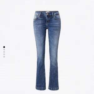 LTB jeans - Säljer dessa LTB jeans i modellen fallon, slutsålda i denna storlek på hemsidan💕 De är i storlek W25 L30. Köpta för 799 och säljer för 500, inga defekter🫶