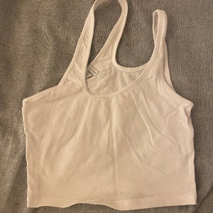 Vit topp - Fint linne från Asos! Säljer för det inte kommer till användning. Hör av dig vid intresse!🩷
