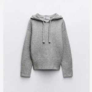 Zara stickad  - Stickad populär hoodie från zara! Säljer då jag är lite osäker på den! Liten i storlek 💕💕är 170