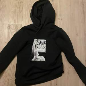 Limitato hoodie i storlek s. Skick 10/10 använd mindre än 10 gånger, säljer den för att jag helt enkelt inte använder den.