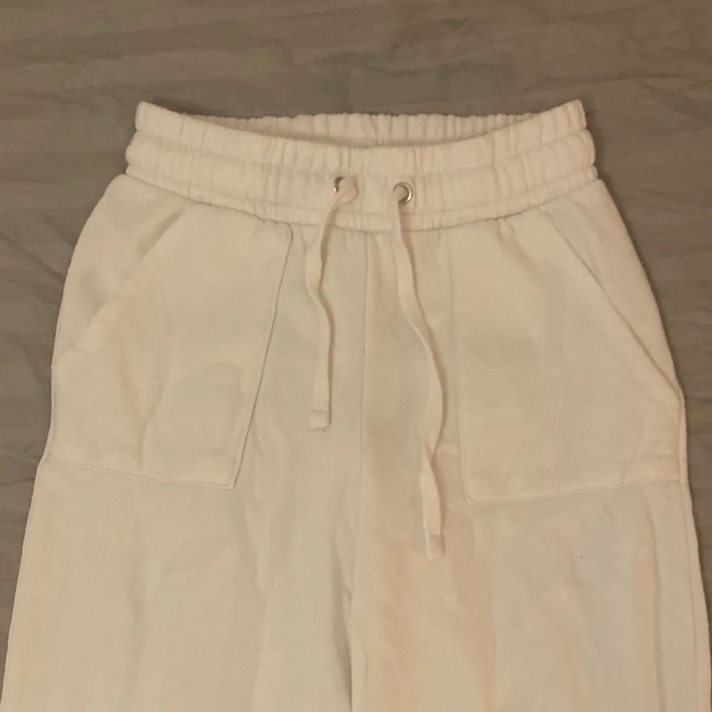 Vita mjukisbyxor med fickor bak från lager 157🤍  . Jeans & Byxor.