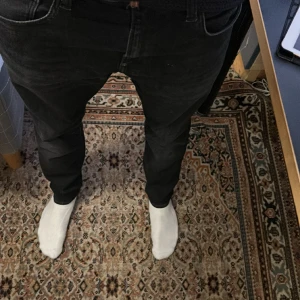 G star  - svarta G star jeans i super skick! W31 L30 passformen är slim/skinny. Priset är diskuterbart!
