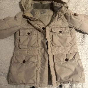 Moncler jacka - Säljer nu denna fina moncler jackan då jag inte använder den längre! Cond: 7/10 Storleken är 5 (fransk storlek) men passar dig som bär M. Dragkedjan är även bytt. Köpt på garmsmarket.