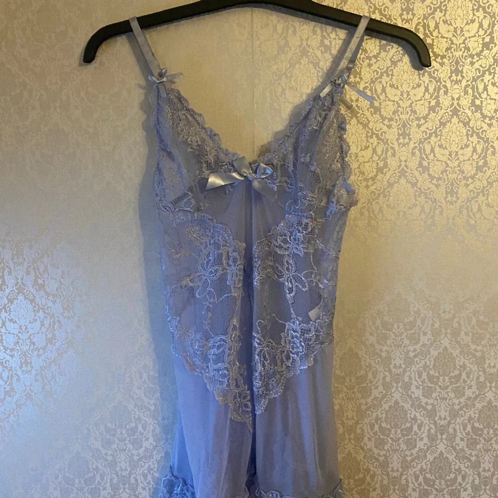 It’s preloved but in very good condition! Doesn’t have a size tag but would fit like M/L with stretch, it has no flaws and have three satin ribbons in front.. Övrigt.
