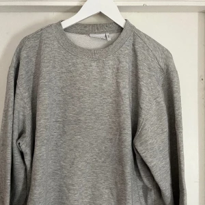 Sweatshirt weekday - Storlek L Nypris -349kr Mitt pris -100kr Skick 9/10 (tvättade mycket)  Perfekt till ett par jeans på våren!  Frakt tillkommer För fler frågor kom PM /sthlmstil-resell