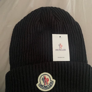 Moncler mössa - Säljer min jätte fina moncler mössa hel svart o aldrig använd. (Pris kan diskuteras vid snabb affär)