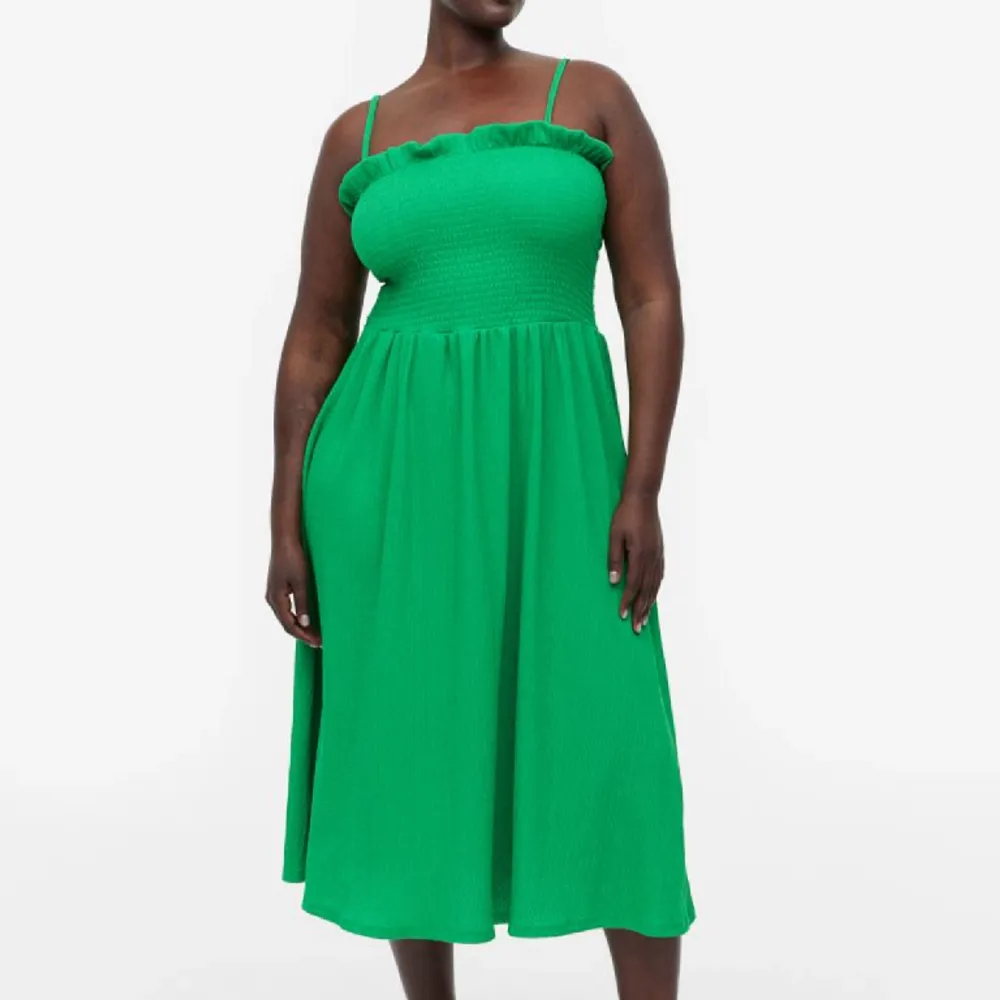 Säljer denna gröna klänning, perfekt inför sommaren. Använd ett fåtal gånger. Klänningar.