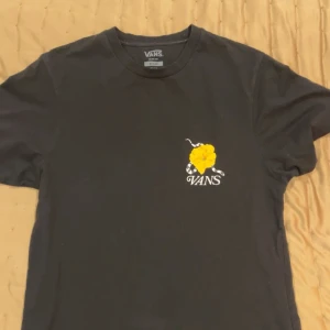 Vans T-shirt  - Oanvänd vans tröja i storlek M
