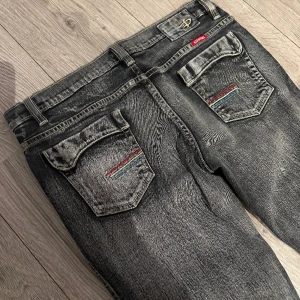 Vintage diesel jeans  - Stentvättade, väldigt fint skick!  Hittar inte storlek, men gissar på 29tum. Även stretchiga.     Innebensmått 79,5cm Midjemått 43cm  86cm i omkrets. 