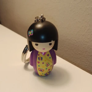 Kommi Junior Paige. Nyckelring Nyskick. - Samlingen saknar kanske denna lilla nyckelring. Ca 5 cm hög utan ringen till nyckeln. Avhämtning ev mötas upp Mvh 