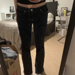 Low waist jeans - Superfina low waist jeans i mörkblå tvätt från vero moda. De är uppsydda något. Säljer de då de är lite för korta för min smak tyvärr. 💗 150 + frakt, priset är förhandlingsbart!