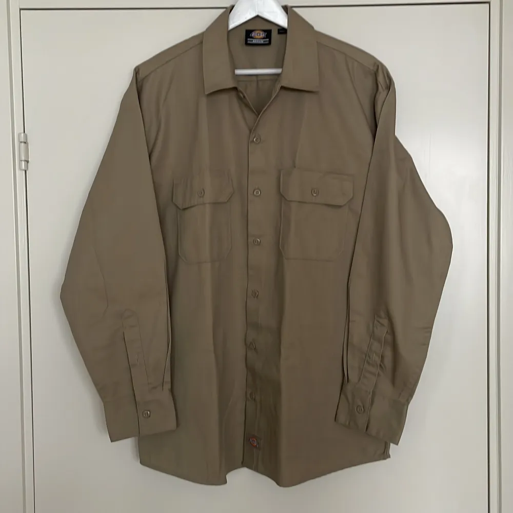 Dickies workshirt, avslappnad passform. 65%polyester 35%bomull. Oanvänd.. Skjortor.