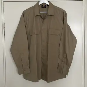 Dickies workshirt, avslappnad passform. 65%polyester 35%bomull. Oanvänd.