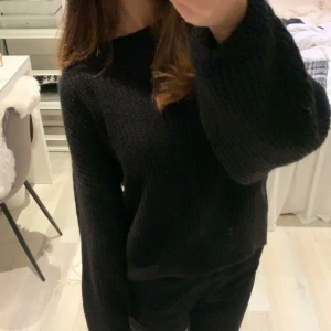 stickad tröja  - stickad svart tröja 