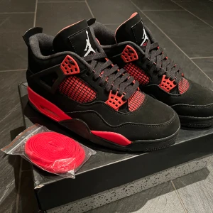 Jordan 4 Red Thunder - Riktigt bra skick och nästan aldrig använda. I storlek 43  Fler frågor tveka inte på att skicka ett meddelande  Ny pris 4200kr