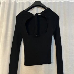 Zara topp - Säljer denna jättefina ribbade tröjan från zara som är öppen i ryggen, den är knappt använd💕