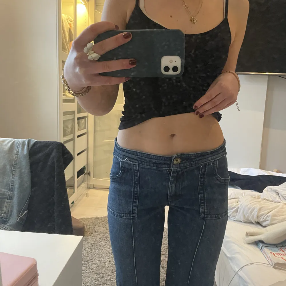 Säljer mamma gamla lågmidjade jeans. Dem är stretchiga och väldigt sköna, skulle säga att dem är lite större i Storleken. . Jeans & Byxor.