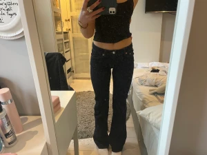 Långa jeans  - Säljer mina typ snyggaste jeans då dem är lite små. Dom är långa och perfekt långs i midjan. Färgen visar sig inte rätt, men dom är mörk blå med ljusa sömmar! Jättebra skick, knappt använda🫶🏼