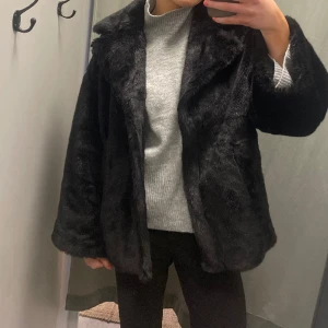 Fuskpälsjacka - Den är stor i storleken, brukar ha s/m i vanliga fall