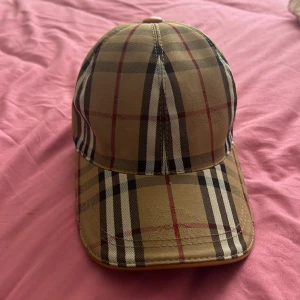 Keps - Burberry keps I storlek M  