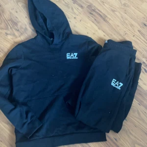 Armani dress - Armani hoodie med tillhörande byxor  Armani EA7 storlek 160 Sparsamt använt Nypris 1800kr Nu 550kr