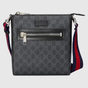 Gucci Messenger Bag (GG Black small messenger bag)  - Gucci axelremsväska köpt i Spanien. Skick 8/10. Kvitto finns. Säljer då jag endast ville ha den under semestern. Kan mötas i stan och Danderyd. Även frakt fungerar.