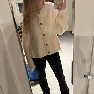 Stickad kofta - Säljer denna skitfina beiga koftan med guldknappar. Aldrig använd🩷är lite oversize på mig som vanligtvis har xs/s