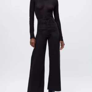 Svarta jeans från Zara - Jeansen är wideleg, otroligt sköna och stretchiga. Ingen slitage eller fläckar. Så gott som nya💕