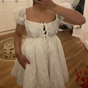 Student klänning - Babydoll vit klänning i fint skick! 