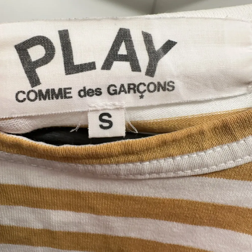 Säljer en randig longsleeve tröja från Comme des Garçons i storlek S. Bra skick, skulle säga 8/10. T-shirts.