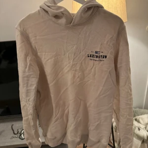 Lexingtrön huvtröja - Huvtröja från Lexington. Storlek S. Stor i storlek så passar även M. Regular fit. Väl använd förr men inga spår på fläckar eller skador. Snöret har tyvärr försvunnit i tvätten. 