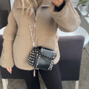 Teddy jacka - Säljer min Teddy jacka då jag har för många jackor, bra skick