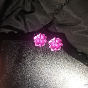 Örhänge  - Oanvänd örhänge. Färgen ser lite starkare i bilden och är lite ljusare i verklighet. Säljer mest nya smycken för jag har ett uf företag och försöker få in pengar. Baksidan är plast.